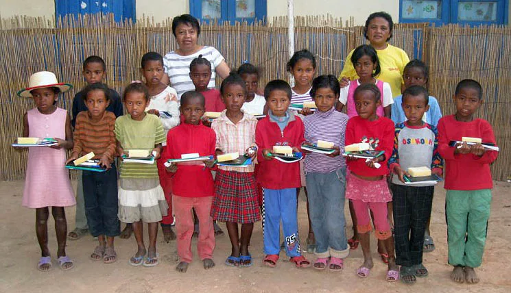 Élèves à la fenêtre d'école